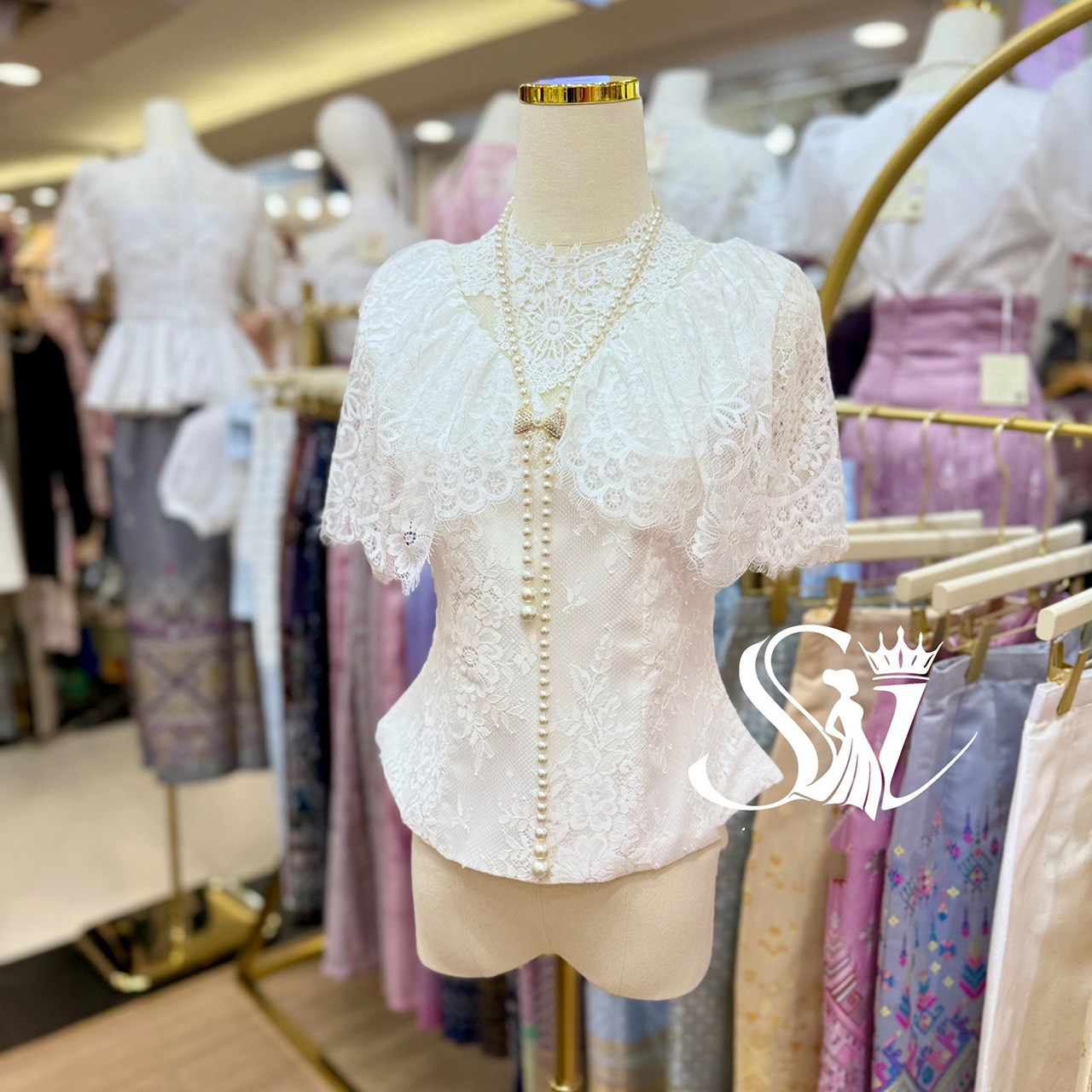 kudapy ชุดเซ็ท เสื้อลูกไม้นิ่ม แต่งระบายคลุมไหล่ งานอัดกาว กระโปรงทรงสวิง 7 ชิ้น ซิปหลัง ชายตลบผ้ากาวขึ้น เนื้อผ้าไหมแพรทิพย์