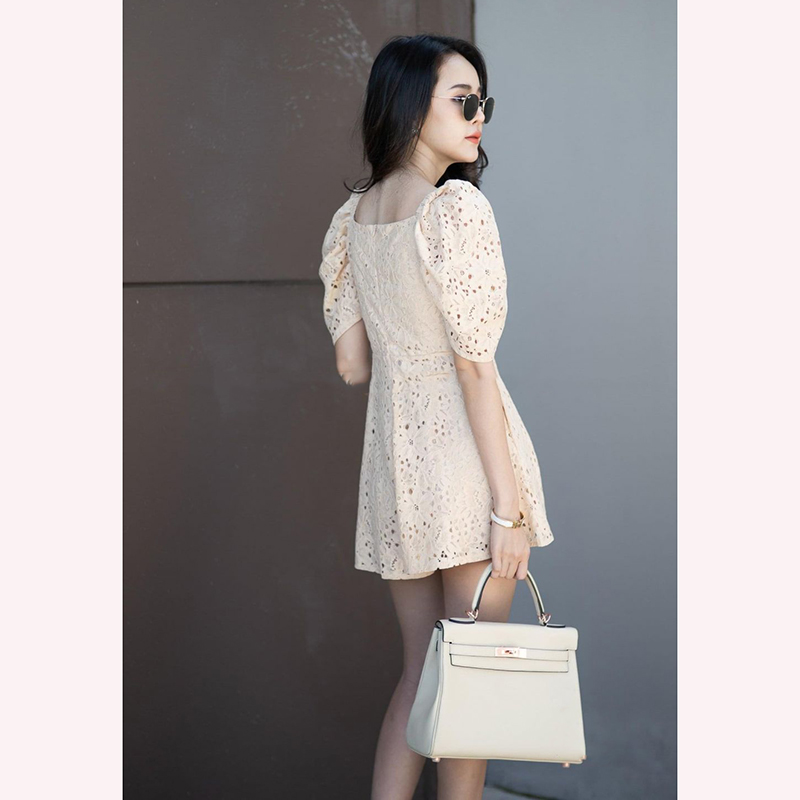 kudapy จั้มสูทขาสั้นสีครีม/สีขาว ด้วยผ้าลูกไม้ เป็นทรงจั้มสั้น งานน่ารัก มีซับให้ทั้งชุด สามารถใส่เป็นปาดไหล่ก็ได้