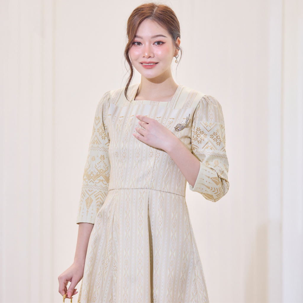 kudapy เดรสผ้าไทย เดรสทอลายผ้าไหม สีชมพู สีครีม แขนสามส่วน ผ้าอัดกาว มีซับใน ซิบหลัง