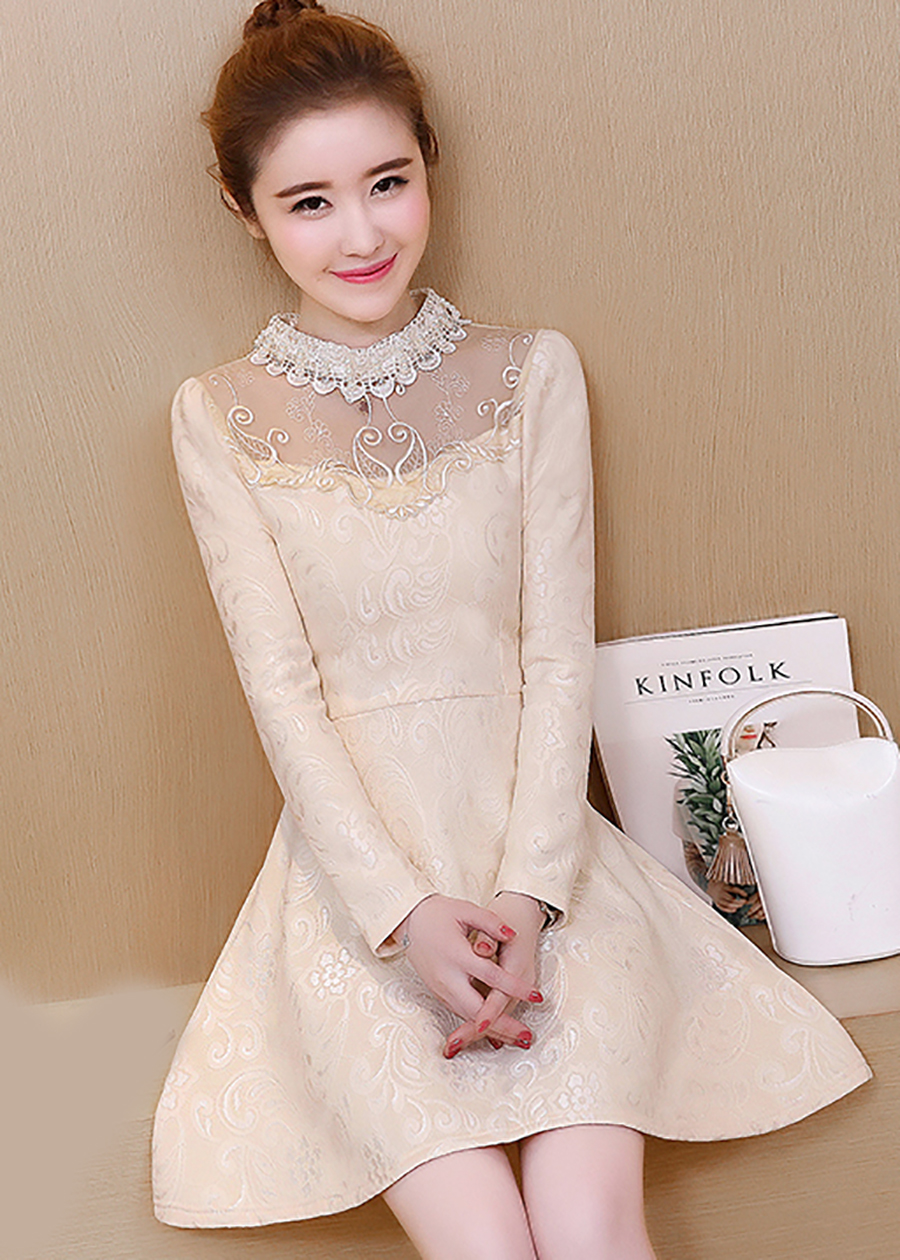 เดรสลูกไม้เนื้อดีสีครีม คอผ้าถักปักมุก หน้าอกซีทรู