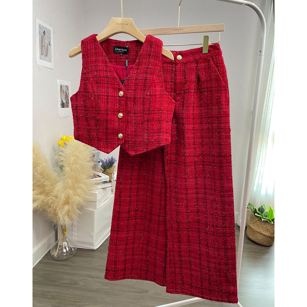 kudapy ชุดเซ็ทสีแดงลายสก้อต เสื้อแขนกุดลายสก้อตแดงสลับดำทรงเข้ารูป เข้ารูปมาพร้อมกับกางเกงขายาวทรงปล่อย