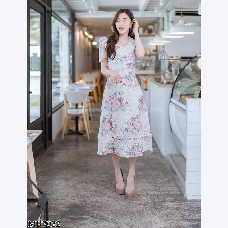 kudapy เดรสยาวคอเหลี่ยมตัวยูสีชมพู,สีขาว สีแดง,สีม่วง ผ้าฉลุลายดอกกุหลาบสวยดูดี