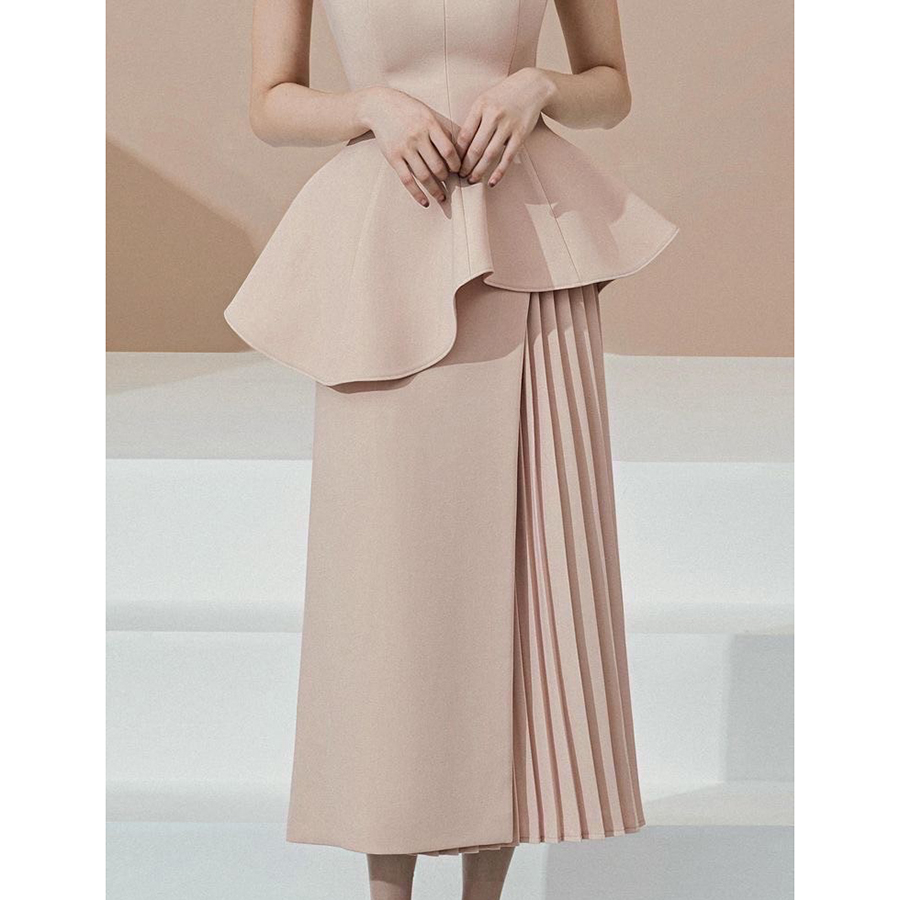 kudapy ชุดเซ็ต 2 ชิ้น เสื้อ+กระโปรง สีครีมโรสโกลส์ ทรงสายเดี่ยวเข้ารูป แต่งเลเยอร์ตามแบบ จับจีบอัดพลีท ทรงานสายมาก ซิบหลังอย่างดี มีซับใน