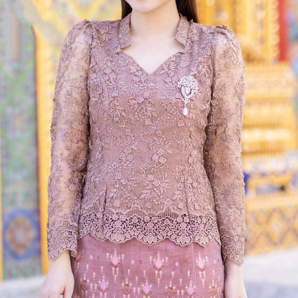 kudapy ชุดเซ็ทเสื้อลูกไม้พรีเมี่ยมคอดาว เนื้อผ้าลูกไม้ฝรั่งเศสสุดละมุน สั่งทอแบบพิเศษ มาพร้อมกับผ้าถุงผ้าไหมแพรวากาฬสินทร์สำเร็จรูปอัดกาวอย่างดี