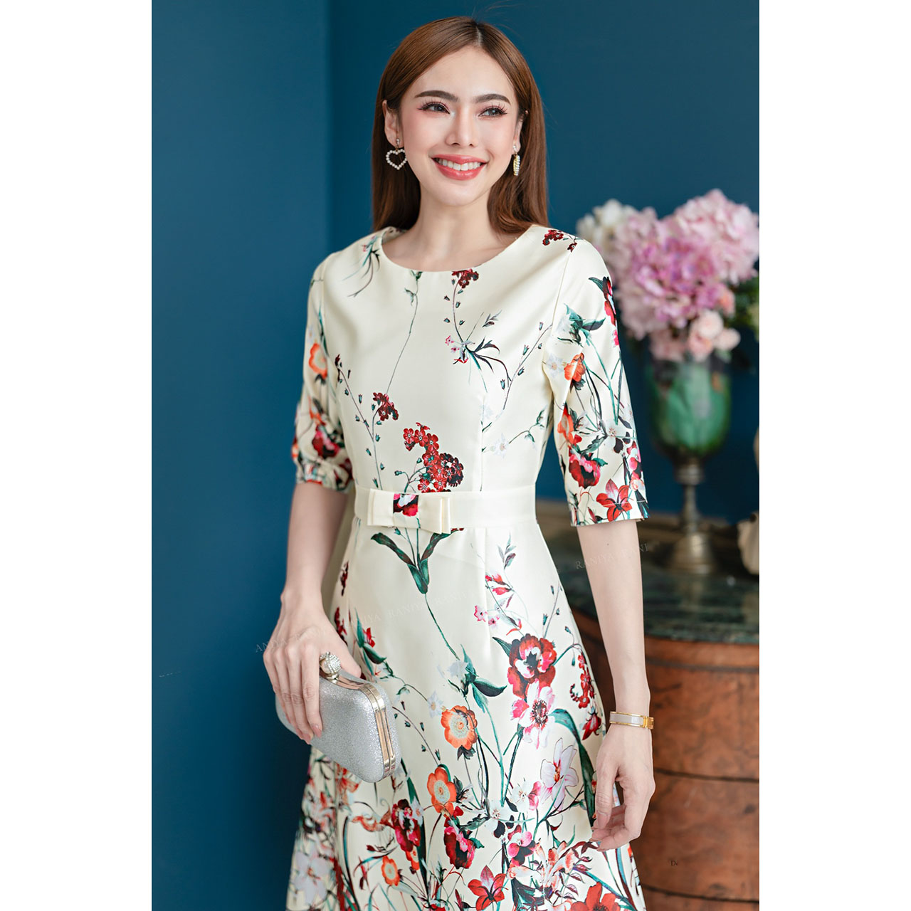 kudapy เดรสสั้นสีครีม/สีฟ้า ผ้าSatin silk งานพิมพ์ลายดอกไม้ แขนสามส่วน แต่งโบว์ที่เอวกระโปรงทรงเอ