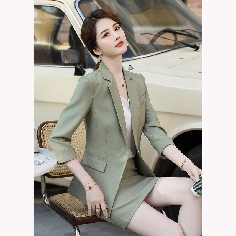 kudapy ชุดสูททำงานผู้หญิงสีเขียวลายทาง/สัม่วง แขนห้าส่วนพร้อมกระโปรง จุดเด่นของชุดนี้คือได้ลุคที่สดใส