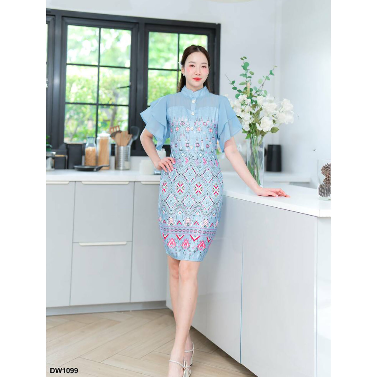 kudapy เดรสสั้นสีฟ้า/สีกรม/สีแดง/สีขาว ผ้าลายไทย ไหล่ลูกไม้หัวใจ