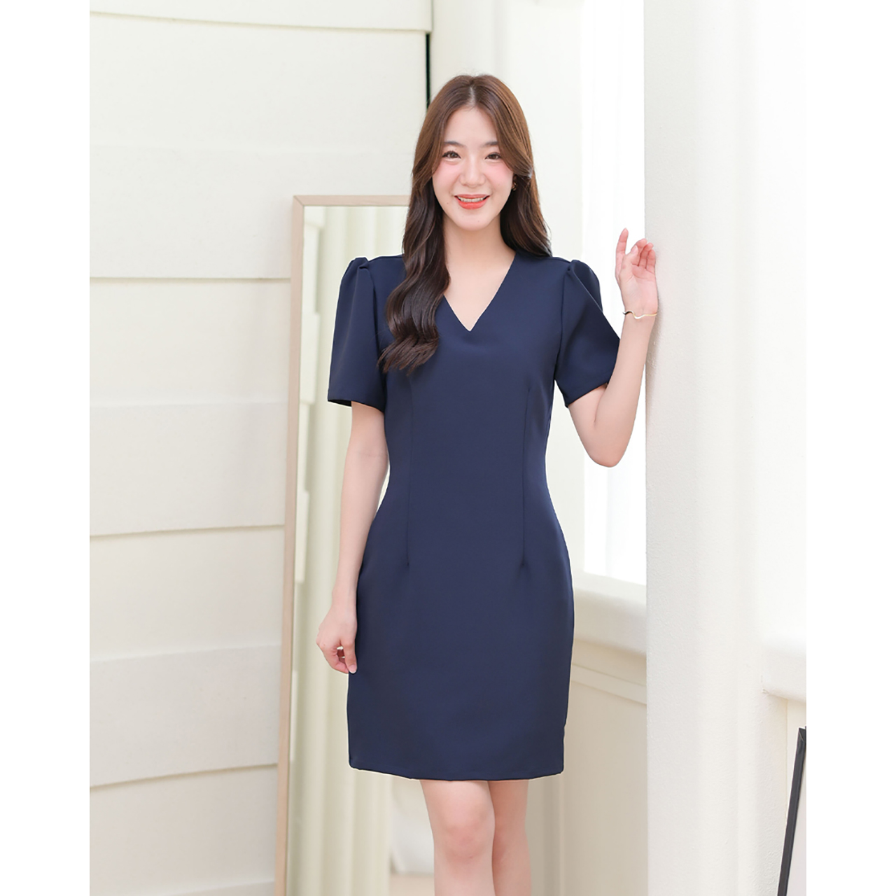 kudapy เดรสสั้นสีกรม/สีฟ้า/สีเบจ คอแหลม รูดยกช่วงไหล่เพิ่มความคิวท์ แพทเทิร์นจับเกล็ดเข้ารูป เนื้อผ้าหนานุ่มมีน้ำหนักทิ้งตัวสวย