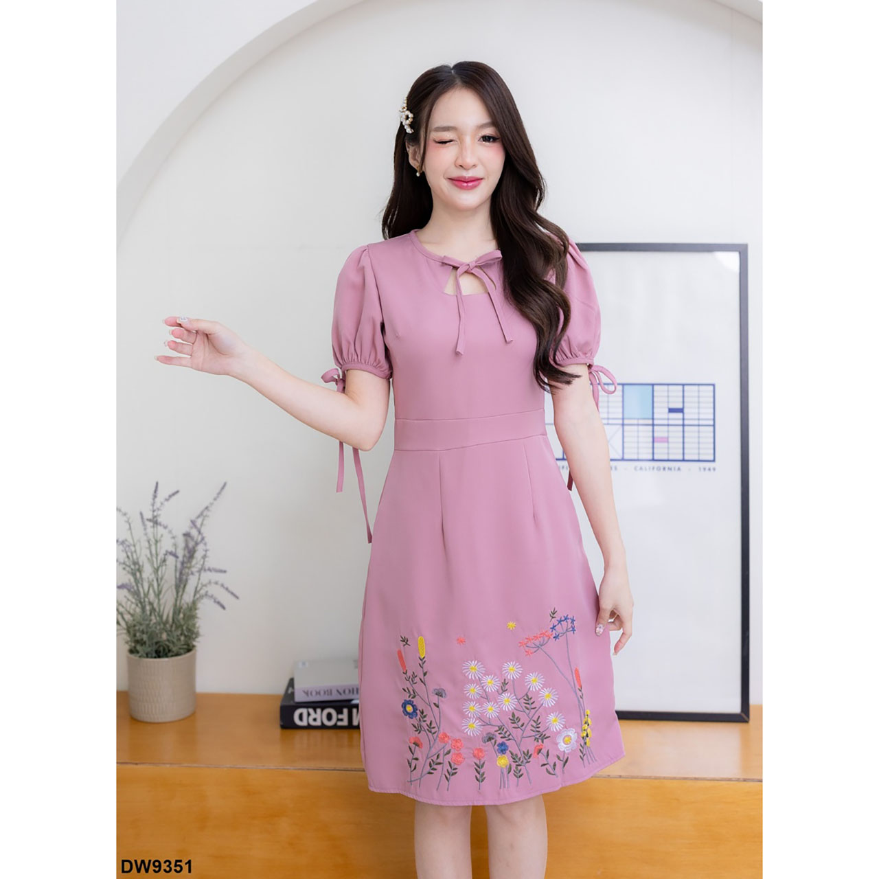 kudapy เดรสสั้นสีชมพุ/สีน้ำตาล/สีฟ้า คอผูกโบว์กระโปรงปักดอกไม้