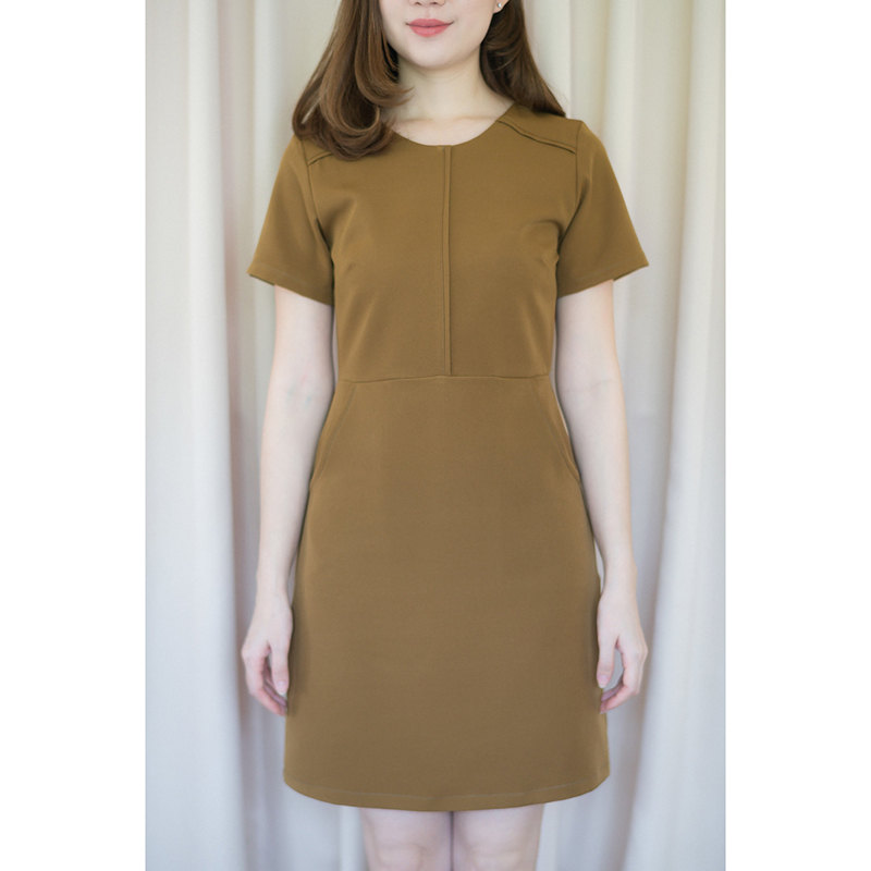 kudapy เดรสสั้นสีฟ้าอ่อน/สีแดงเข้ม/สีมัสตาร์ด ตัดต่อเล่นคัทติ้งกลางลำตัวและช่วงไหล่ มีกระเป๋าด้านข้าง งานซับในทั้งตัว