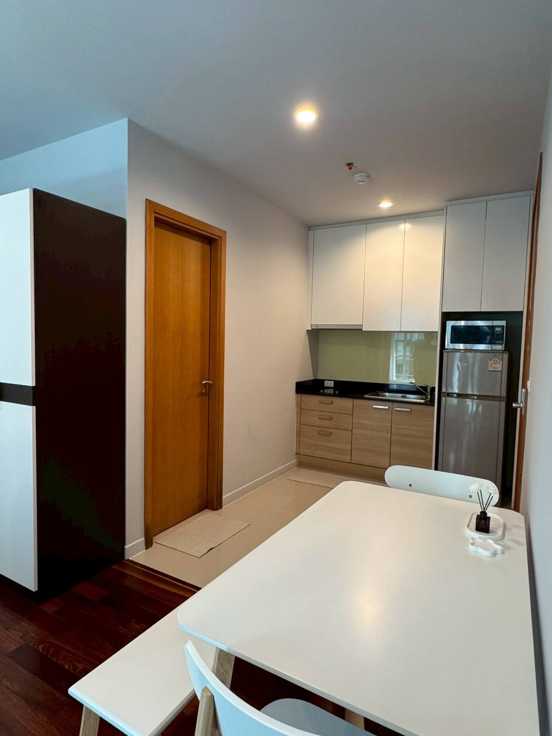 ให้เช่าคอนโด Circle Condominium (เซอร์เคิล คอนโดมิเนียม) High Rise โซนพื้นที่ MRT เพชรบุรี ห้องแบบ Studio 1ห้องน้ำ ขนาดห้อง 33 ตรม. ชั้น 27 ตึก 1