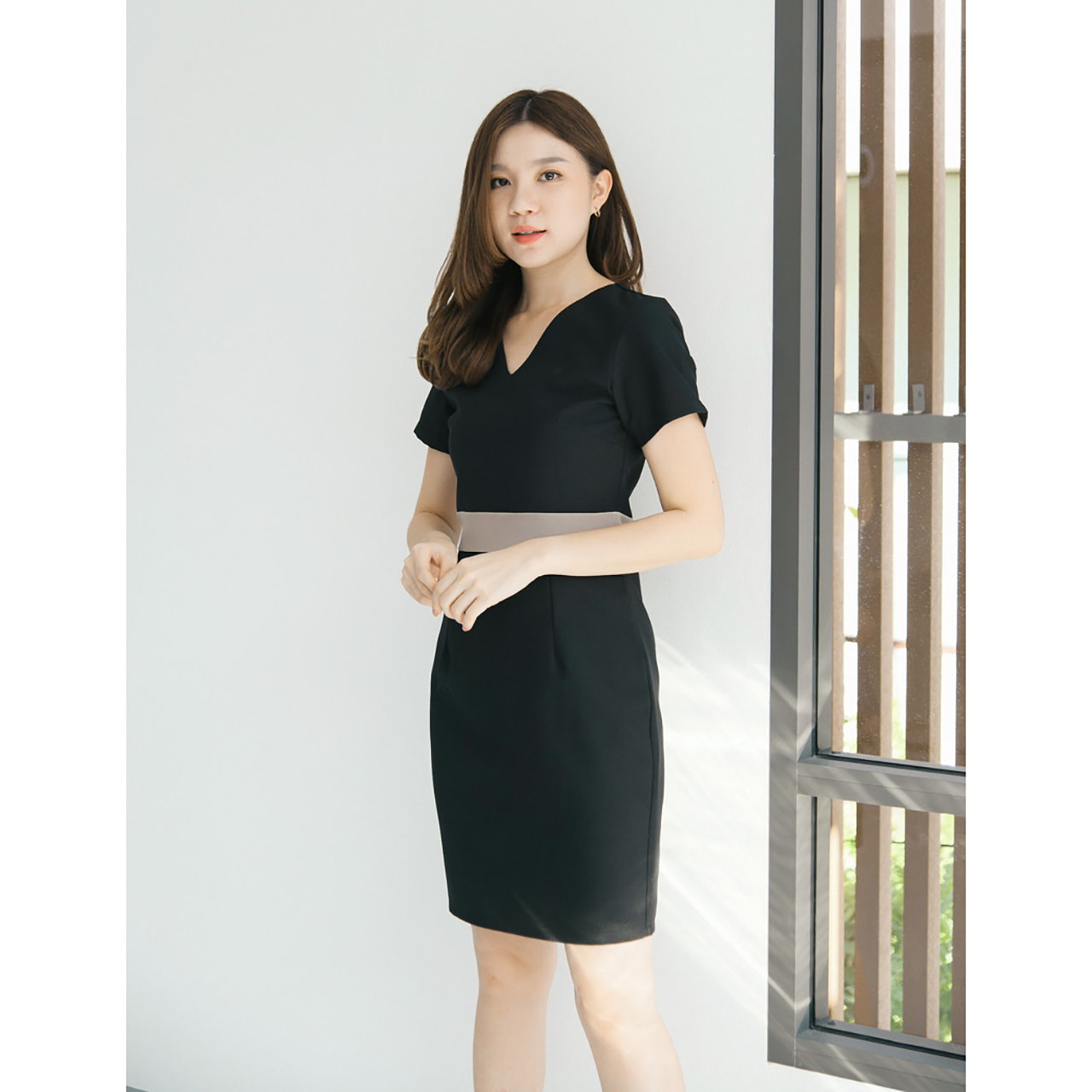 kudapy ฌดรสแขนสั้นคอวี ดีไซน์ทูโทนตัดต่อคาดเอว เข้ารูป ทรงสอบ เนื้อผ้าอยู่ทรง เก็บทรงหุ่นเป๊ะผอมเพรียว