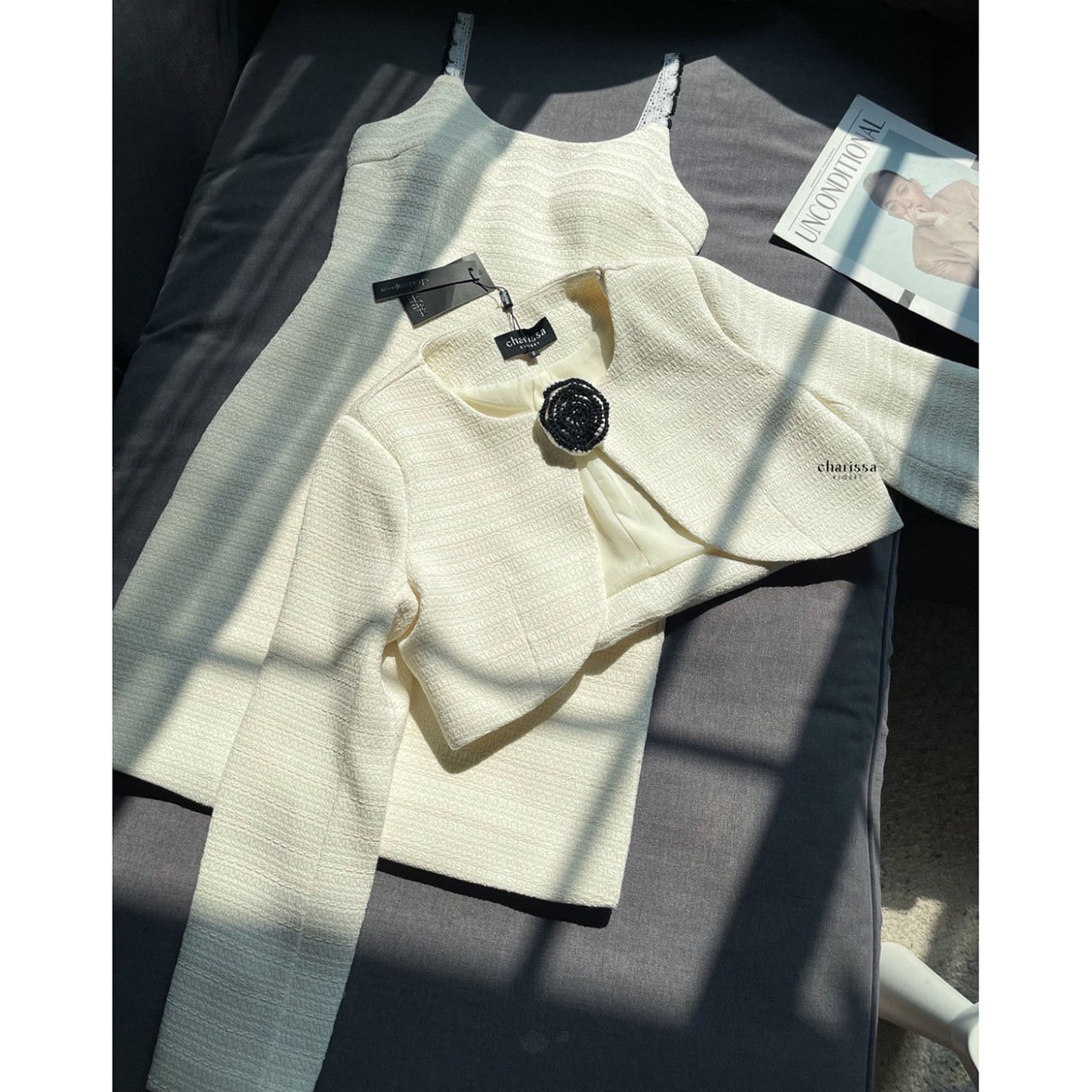 kudapy เซ็ทเดรสทวิต+เสื้อครอป เดรสทวิตสีขาวทรงเข้ารูป ปหลัง มีซับในอย่างดี มาพร้อมกับเสื้อครอป ใช้ผ้าเดียวกับเดรส