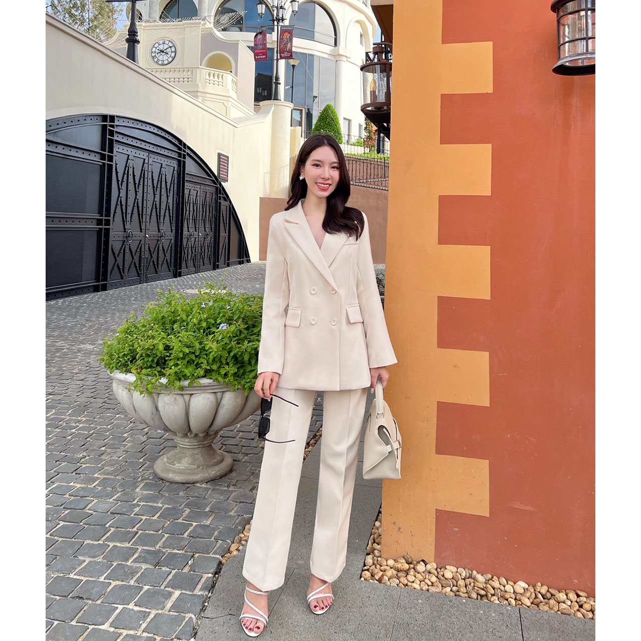 kudapy เซ็ทสูท ผ้าทอชนิดพิเศษ ยับยาก อัดกาวทั้งชุด เสื้อสูททรงทันสมัยออกออกแบบให้มีทรงยาวเข้ารูป