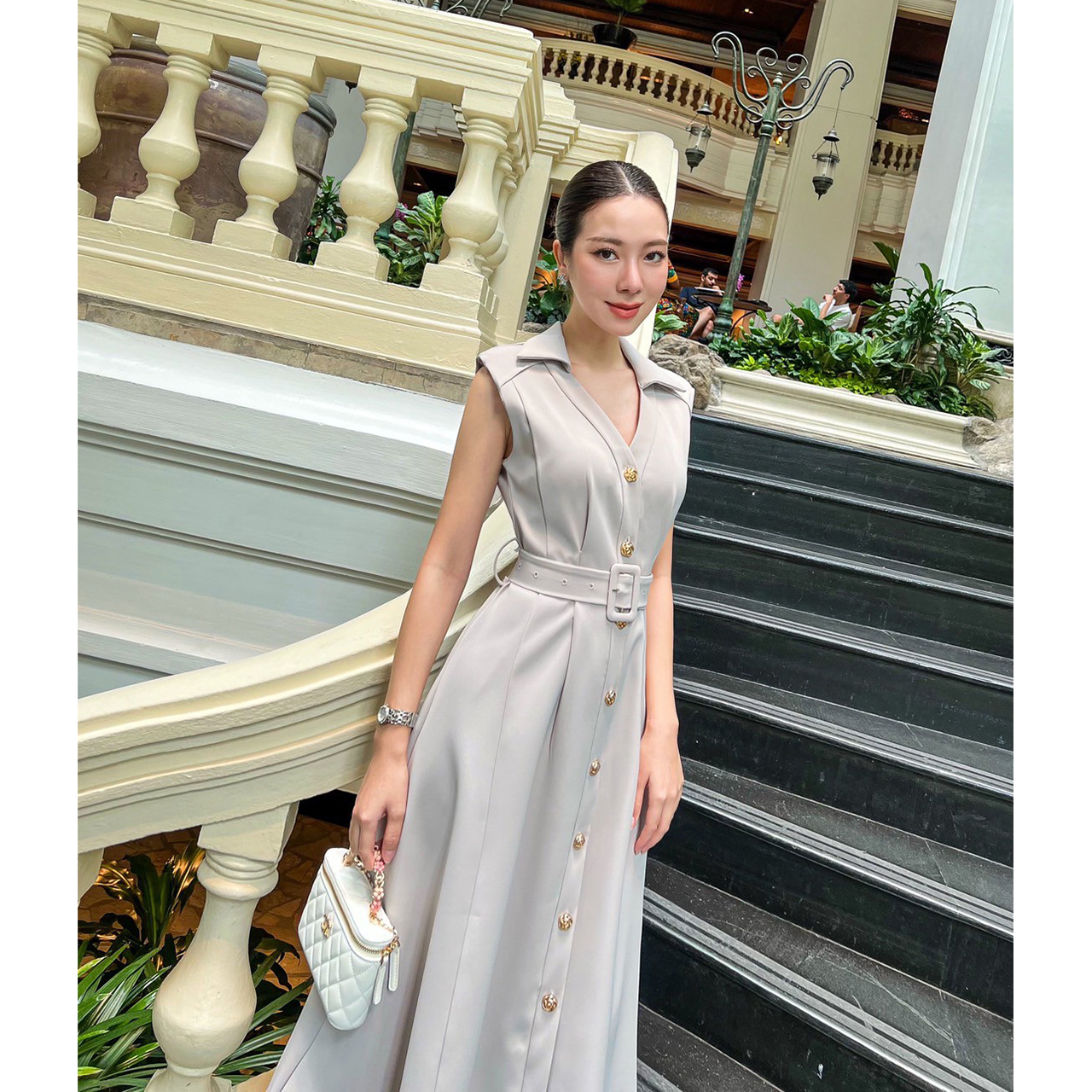 kudapy เดรสสูททรงสวยคลาสสิค ผ้านุ่มใส่สบาย มีความทิ้งตัว เดรสมีซับในทั้งตัว กระเป๋าจริง กระดุมจริง มาพร้อมกับเข็มขัดสามารถปรับได้