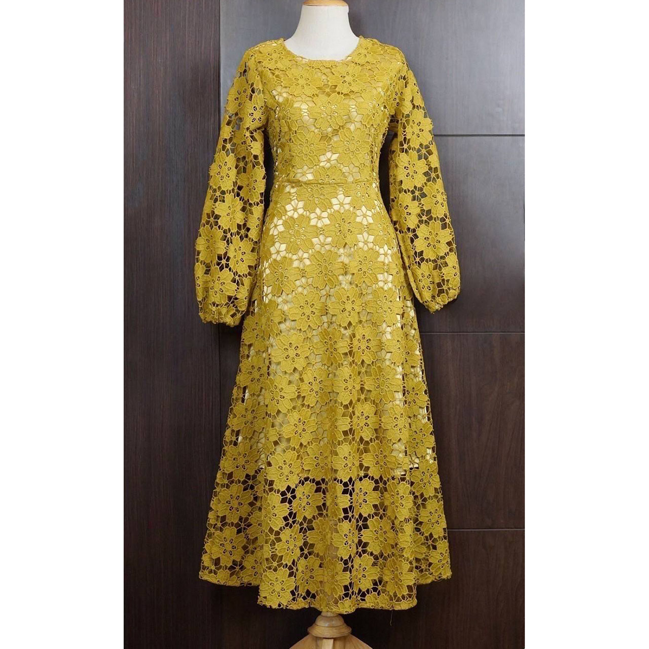 kudapy ดรสลูกไม้แขนยาว+เข็มขัด ใช้ผ้าลูกไม้ ขึ้นลายดอกไม้ลายชัดแน่นสวย ซิปยาวซ่อนด้านหลัง ช่วงล่างยาวบานพริ้วสวยใช้ผ้าเยอะ