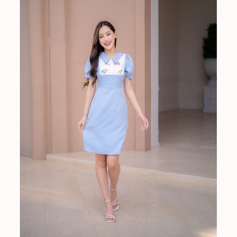 kudapy เดรสสั้นสีชมพู/สีฟ้า/สีดำ ปักอกลายดอกไม้ คอปก เนื้อเบาใส่สบาย