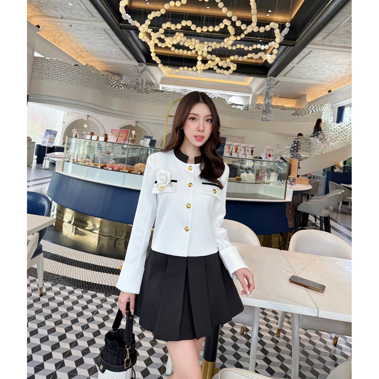 kudapy เซ็ทเสื้อแขนยาว แต่งกระเป๋าหลอก2 ข้างกระดุมจริงสีทอง ปลายแขนเสื้อมาแต่งทรงพับขึ้นเล็กน้อยพร้อมแต่งกระดุม +กระโปรงแต่งจีบ