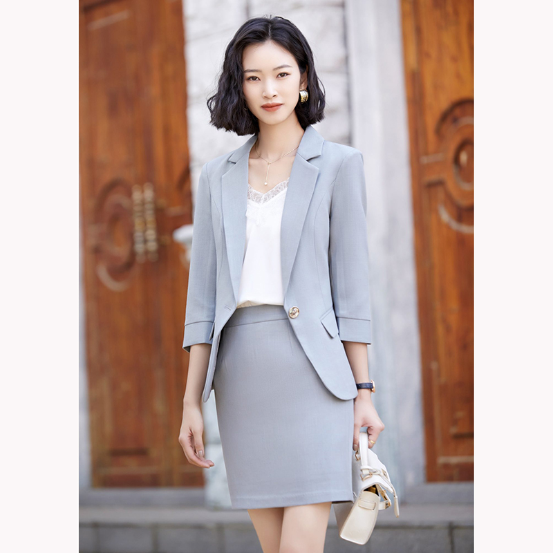 kudapy ชุดสูททำงานผู้หญิงสีเทา/สีชมพู แต่งกระดุมหนึ่งเม็ดแขนห้าส่วนพร้อมกระโปรง จุดเด่นของชุดนี้คือได้ลุคที่สดใส