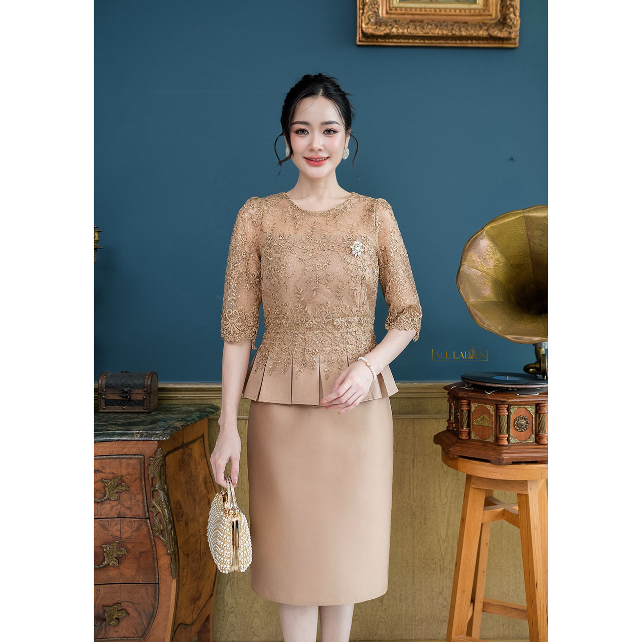 kudapy เดรสผ้าไหม ผสมผสานงานผ้าลูกไม้ใยบวบ ตัวเสื้อเป็นทรงแขนศอก อกซีทรู งานจับจีบทวิสรอบเอวแต่งด้วยลูกไม้ชิ้นเล็ก