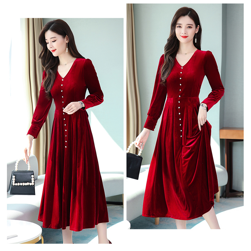 kudapyเดรสผ้ากำมะหยี่สีแดงเลือดนก คอวีตกแต่งกระดุมขาว แขนยาว เอวสายผูกโบว์ กระโปรงทรงเอ