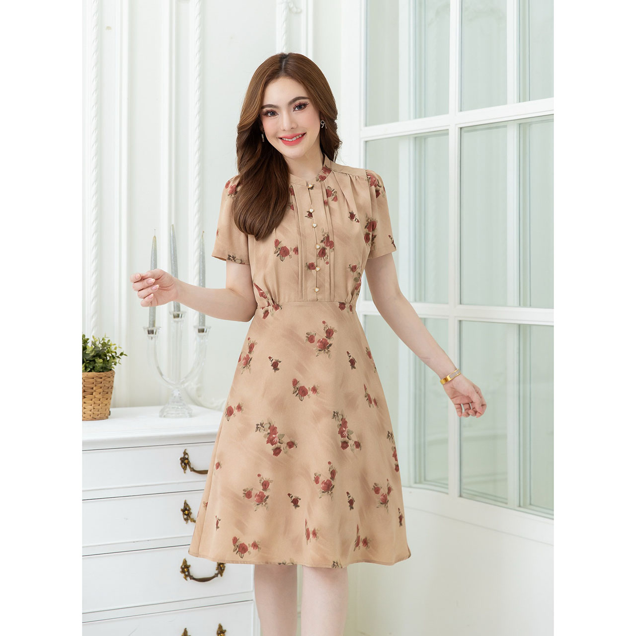 kudapy เดรสสั้นสีเขียว/สีเบจน้ำตาล ลายดอก แพทเทิร์นสวย เรียบๆ มีดีเทล เย็บตีเกล็ดแต่งกระดุมหัวใจ