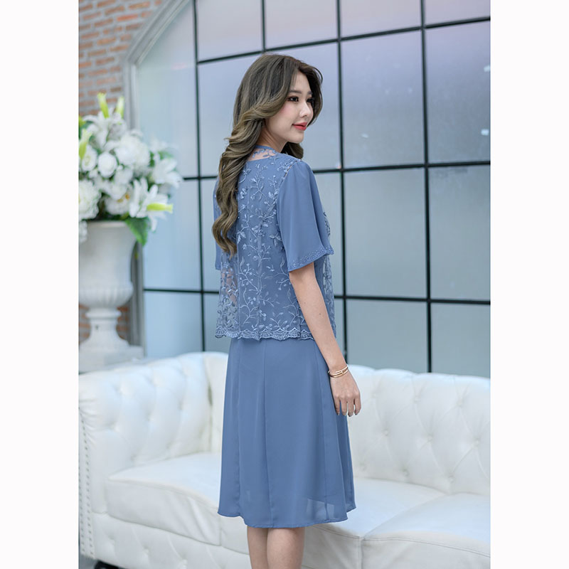 kudapy เดรสสั้นสีชมพู/สีฟ้าคราม 2 ชิ้น ด้านในเป็นเดรสแขนกุด ตกแต่งเพชรช่วงคอเพิ่มความหรูหรา ด้านนอกเป็นผ้าลูกไม้เงาแต่งแขนชิฟฟ่อน