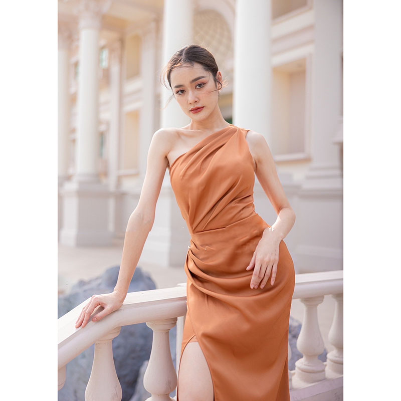 kudapy เดรสยาวสีแดง/สีน้ำตาลอิฐ/สีโอวัลติน ดีเทลจับจีบเน้นความเรียบหรู ชุดออกงาน