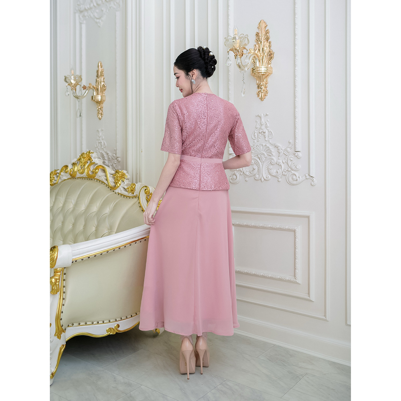 kudapy เดรสยาวทรงสวยสุภาพ ด้านบนเป็นผ้าลูกไม้ลายกุหลาบอัดกาวสวยมากแถมมีแต่งกลิตเตอร์ แต่งดอกไม้ช่วงไหล่