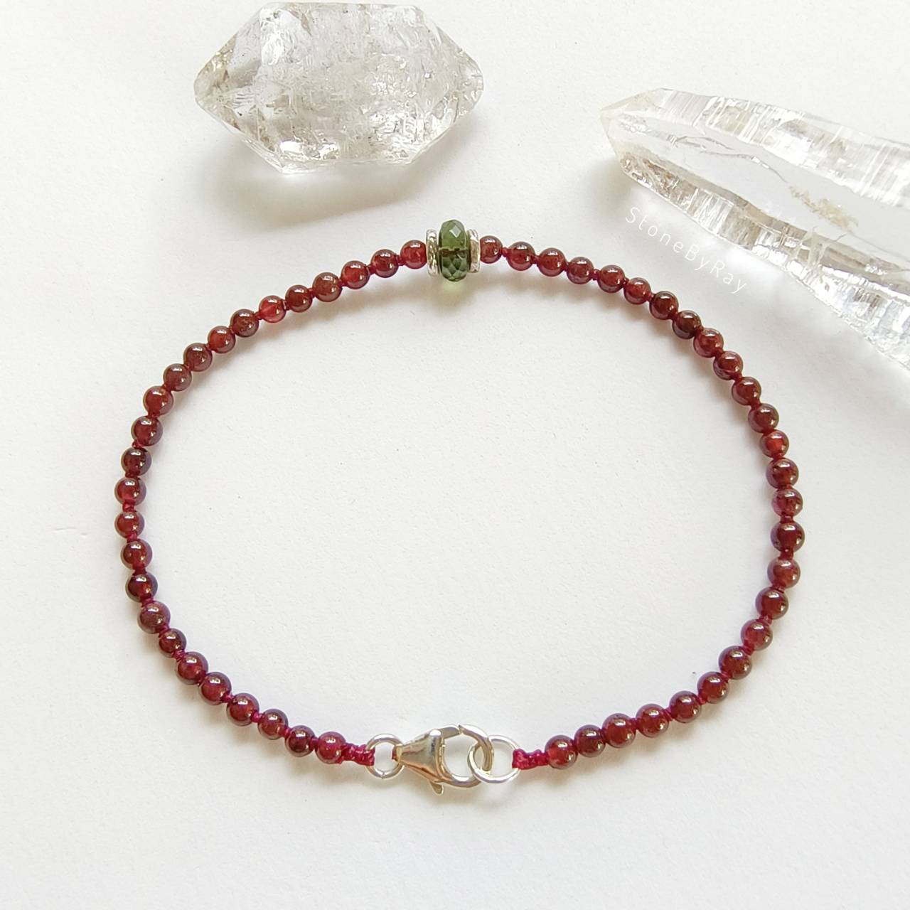 สร้อยข้อมือเงินสะเก็ดดาวโมดาไวต์กับโกเมน Moldavite+Garnet