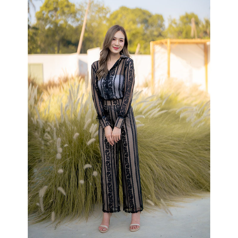 kudapy ชุดเซทสีฟ้า/สีดำ เสื้อติดกระดุมด้านหน้า กางเกงขายาวทรงกระบอกผ้าซีทรูลายลูกไม้ ตกแต่งด้วยขนนกปลายแขน มีซับเฉพาะส่วนของกางเกง