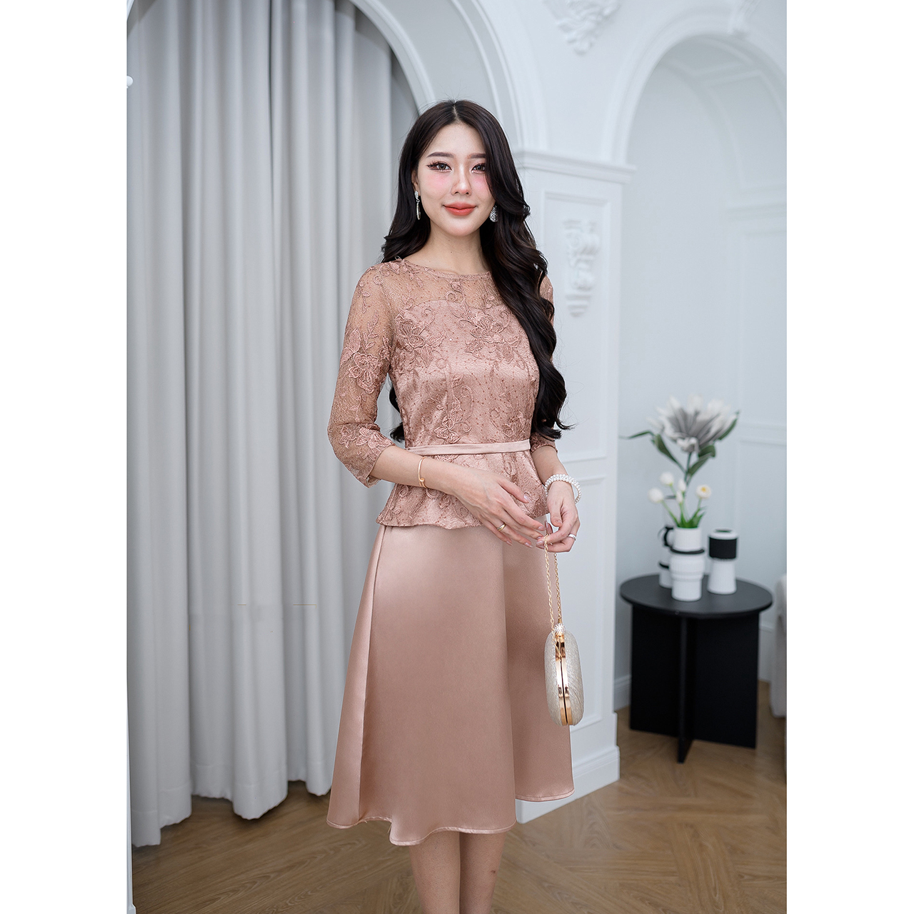 kudapy เดรสสั้นสีแดงอมชมพู/สีน้ำตาล กระโปรงเป็นผ้าเงาพริ้วสวย ตัวเสื้อเป็นผ้าลูกไม้ใยบวบปักดอกไม้ลายสวย ดีเทลเข็มขัดเป็นผ้าเย็บติดสำเร็จให้