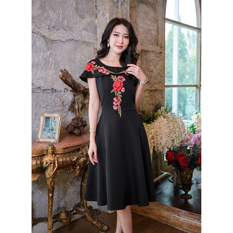 kudapy เดรสสั้นสีชมพู/สีดำ ผ้านิ่มๆ ดีเทลหวานเป็นงานปักรูปดอกไม้ช่วงไหล่และอก ดีไซน์ชุดสวยแขนเสื้อเป็นระบายเก๋แบบคลุมไหล่ยาวรอบตัว