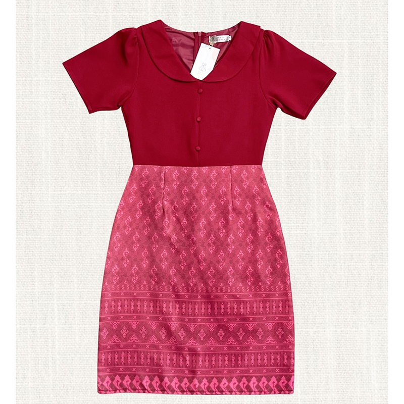 kudapy เดรสสั้นสีแดง/สีฟ้า/สีส้ม/สีชมพู คอบัวกระโปรงลายไทย สวยใส่ออกงานดูดี