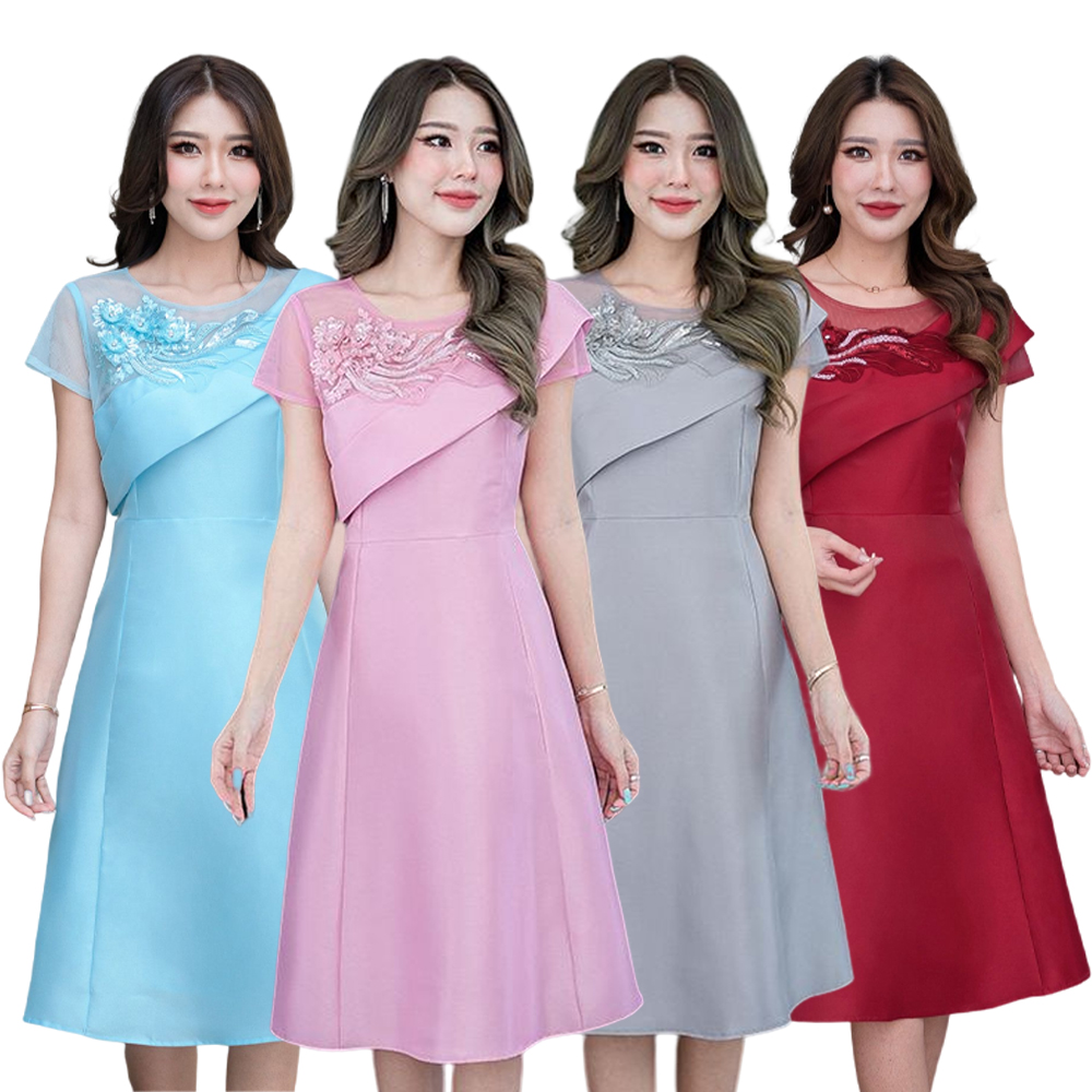 kudapy เดรสสั้นสีชมพู/สีเทา/สีฟ้า/สีแดง ดีไซส์หวาน ชุดนี้งานดีไซน์เก๋มาก เป็นงานผ้าไหมญี่ปุ่น เย็บป้ายช่วงอกเป็นสะไบสวยเก๋มากๆ เย็บตกแต่งด้วยดอกไม้สำเร็จ