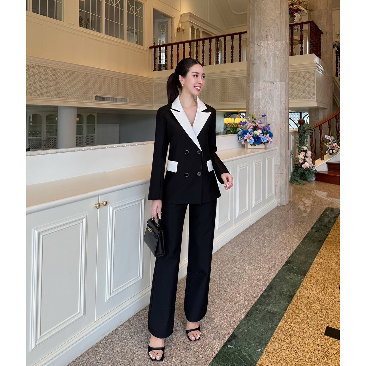 kudapy เซ็ทสูท สวยคลาสสิค ไซน์ทรงทันสมัย เพิ่มความหรูหราด้วยการแต่งสีทูโทน เสื้อแต่งกระดุมด้านหน้า 4 เม็ด มีซับในทั้งชุด เข้ารูปสวย