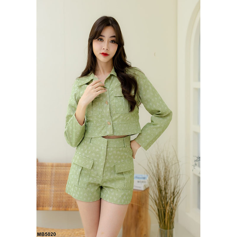 kudapy ชุดเซ็ท 2 ชิ้นสีเหลือง/สีเขียว เสื้อแขนยาวลายหัวใจ ใส่คู่กับกางเกงขาสั้นทำให้ดูขาเรียว สีโทนละมุนดีต่อใจ เหมาะกับการใส่ไปคาเฟ่แบบชิคๆ