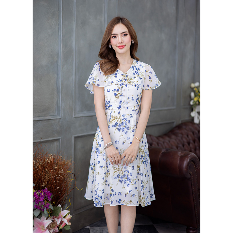 kudapy เดรสสั้นสีขาว/สีกรม ผ้าชีฟองลายดอกสวยสดใส เป็นแขนระบาย กระโปรงจับจีบ ช่วงอกมีดีเทลแต่งกระดุม สวยพริ้ว