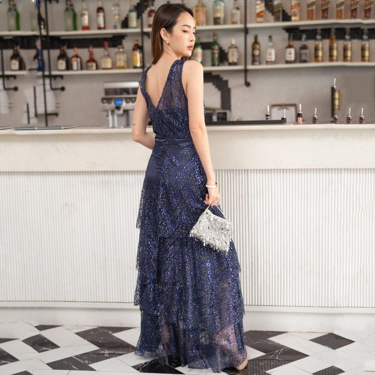 kudapy maxi เดรสยาวสายเดี่ยวสีแดง/กรมท่า แต่งเลเยอร์ชายกระโปรง ผ้าติดกริสเตอร์วิบวับมาก ทรงระบาย มีซับในอย่างดี ใส่สวยมากค่ะรุ่นนี้