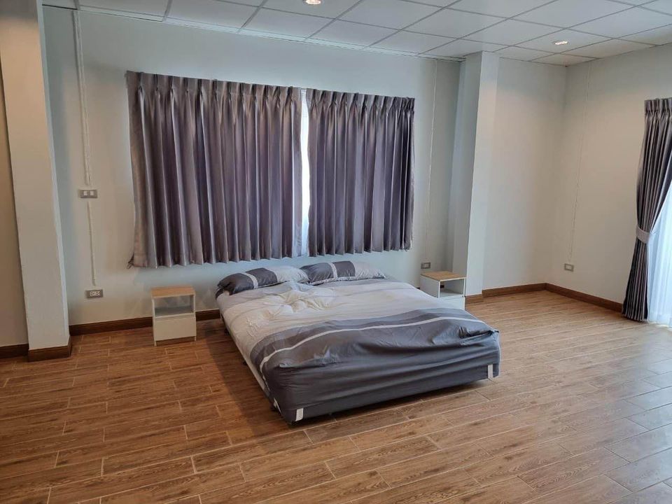 ปล่อยเช่าบ้านเดี่ยว มณีรินทร์ รัตนาธิเบศร์ ไทรม้า - 3ห้องนอน 3ห้องน้ำ (ไม่รวมห้องแม่บ้านและห้องน้ำต่างหาก) - ห้องรับแขก 1 ห้องใหญ่ 2ห้องเล็ก ห้องครัวพร้อมใช้งาน - ใกล้ MRT ไทรม้า