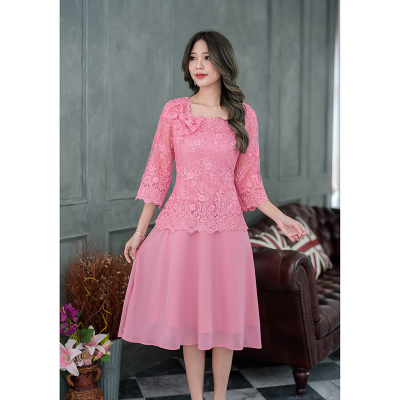 kudapy เดรสสั้นสีเขียวมิ้น/สีชมพู ลูกไม้ปัก ชุดนี้งานสวยหรูหราและหวาน เสื้อทรงแขนกระบอกห้าส่วน คอเหลี่ยมกว้างกำลังสวย กระโปรงเป็นผ้าชีฟอง ใส่ง่ายพริ้วสวยและสบาย