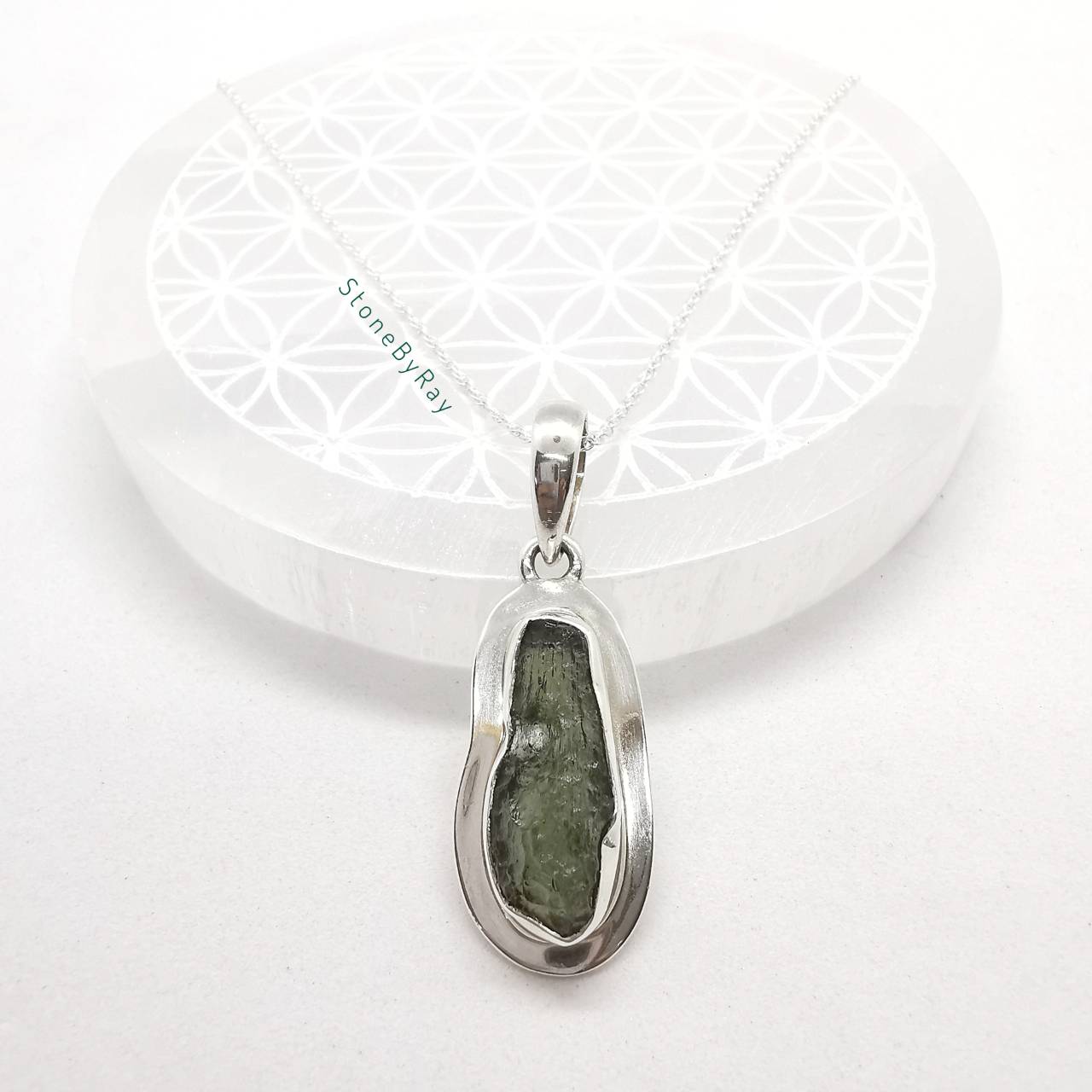 สร้อยคอเงินจี้สะเก็ดดาวโมดาไวต์ Moldavite
