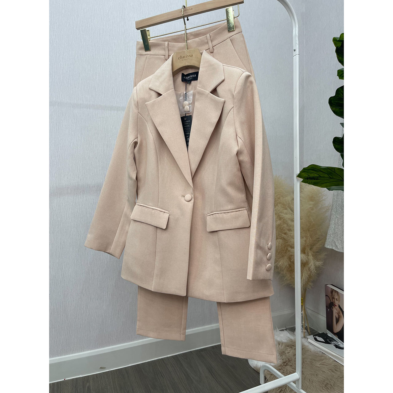 kudapy ชุดสูท สวยคลาสสิคแมทซ์ง่าย คล่องตัว เสื้อสูทมีซับในอย่างดี แต่งกระดุมปั้มผ้าเดียวกับสีชุด มาคู่กับกางเกงขายาวทรงกระบอกเล็กใส่สบาย