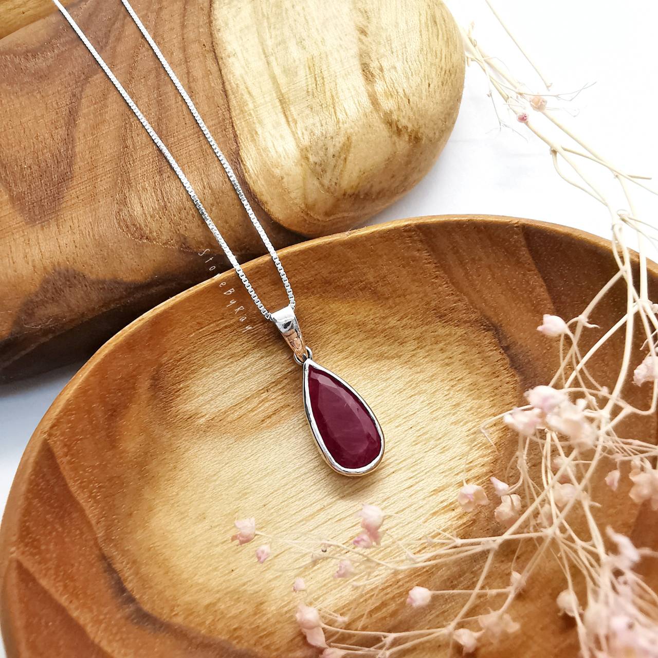 สร้อยคอเงินจี้พลอยทับทิมเจียรเหลี่ยม Ruby