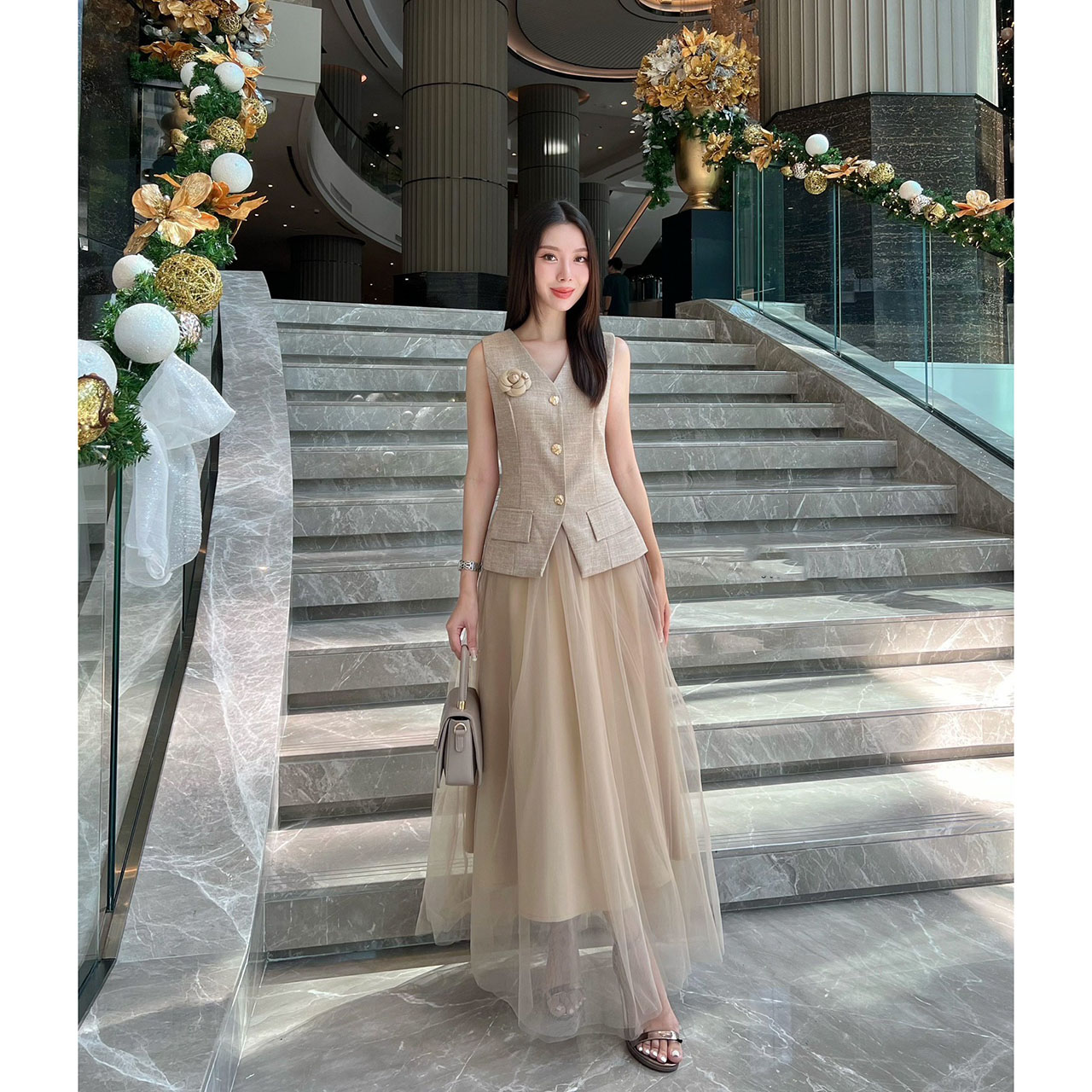 kudapy ชุดเซ็ทเสื้อแขนกุดทรงเข้ารูปแต่งกระดุมจริงสีทอง ตกแต่งกระเป๋าเสื้อให้ดูโดดเด่น(กระเป๋าหลอก)