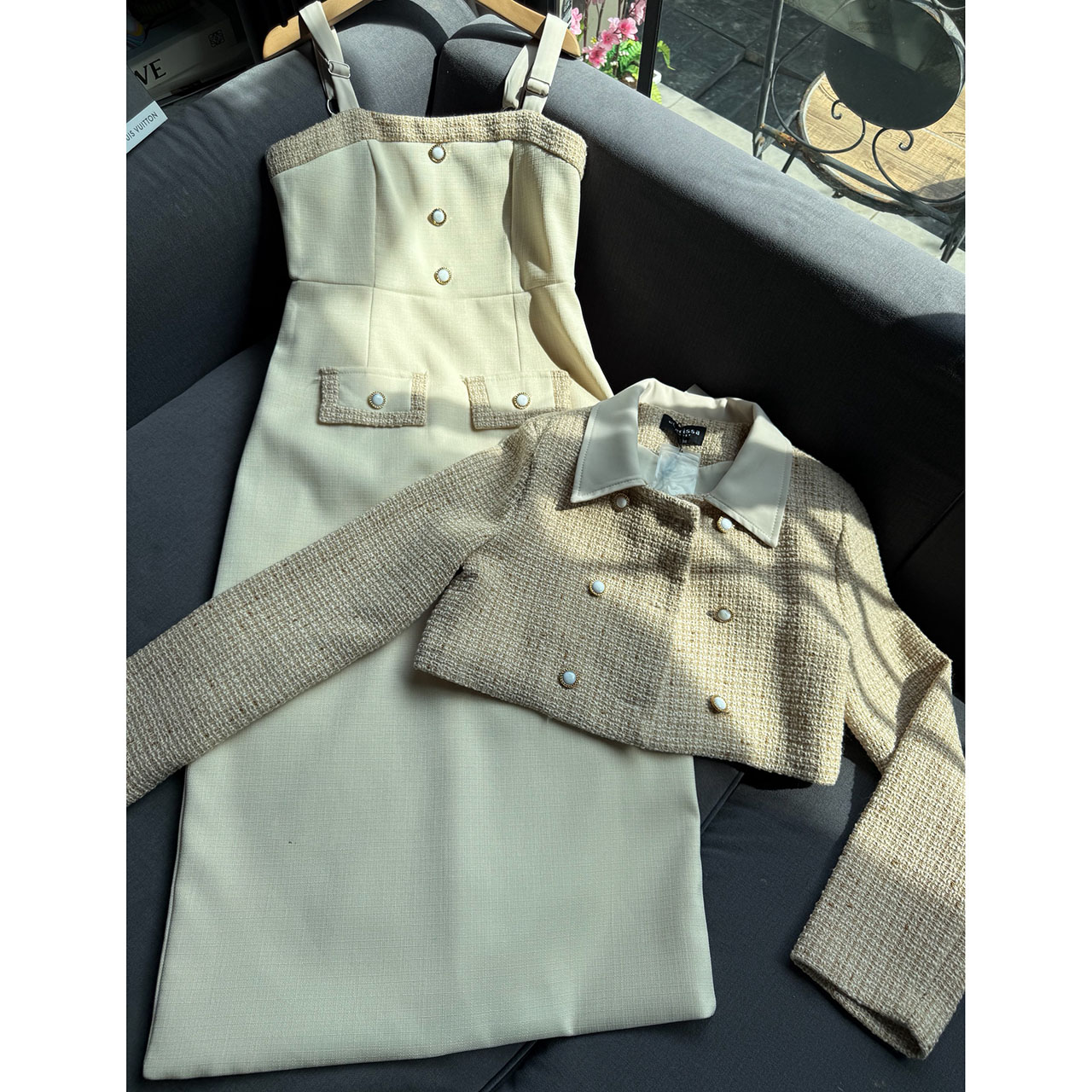 kudapy เซ็ทเดรส+เสื้อครอปสั้น เดรสมีซับในทั้งชุดเดรสใช้ผ้าทวิตญี่ปุ่น ด้านหน้าแต่งกระดุม 3 เม็ดเพิ่มความน่ารัก แต่งกระเป๋าหลอกซ้าย ขวา ซิปหลัง