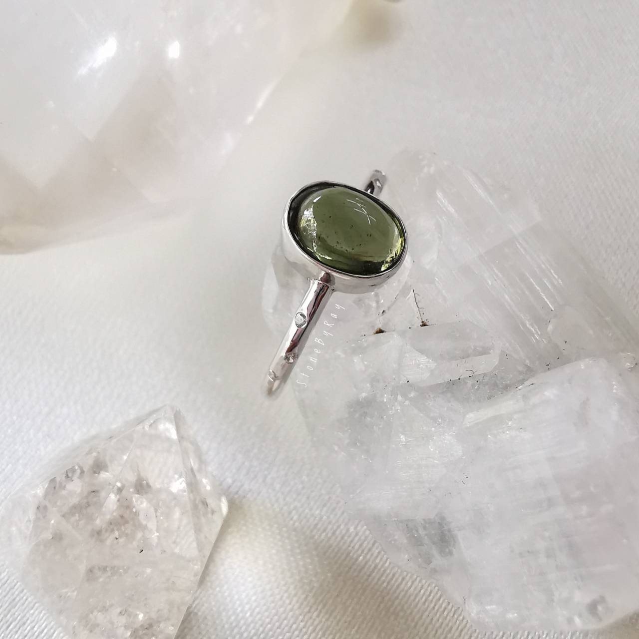 แหวนเงินสะเก็ดดาวโมดาไวต์(Moldavite)