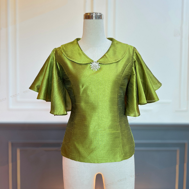 kudapy เสื้อผ้าไหมตะวันเส้นขีดสีเขียว/สีแดงเข้ม/สีทอง ตัวเสื้ออัดกาวมีซับในผ้าCotton แขนทรงพุ่มระบายสายงาม คอวีแบบปก ซิปข้างแบบซ่อน (เฉพาะเสื้อ)