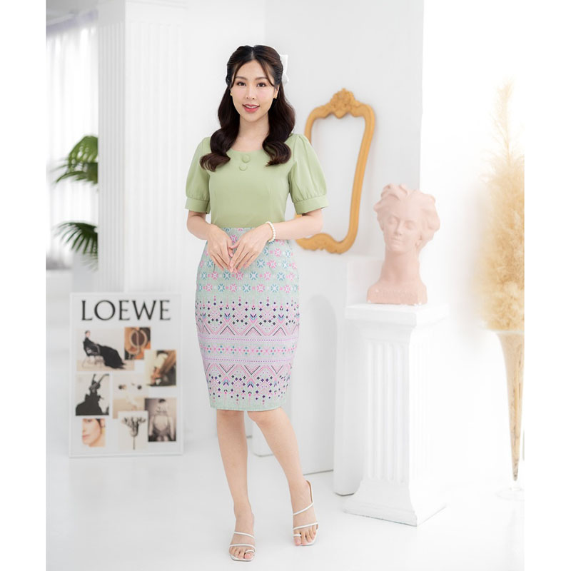 kudapy เดรสสั้นสีขาว/สีม่วง/สีเขียว ผ้าพิมพ์ลายไทย ผ้าเรียบช่วงบนใส่ไปทำงาน แต่งกระดุมกลางอก งานซิปหลัง