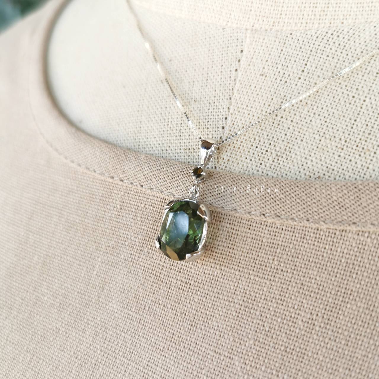 สร้อยคอเงินจี้สะเก็ดดาวโมดาไวท์กับสะเก็ดดาวสีดำ Moldavite+Tektite